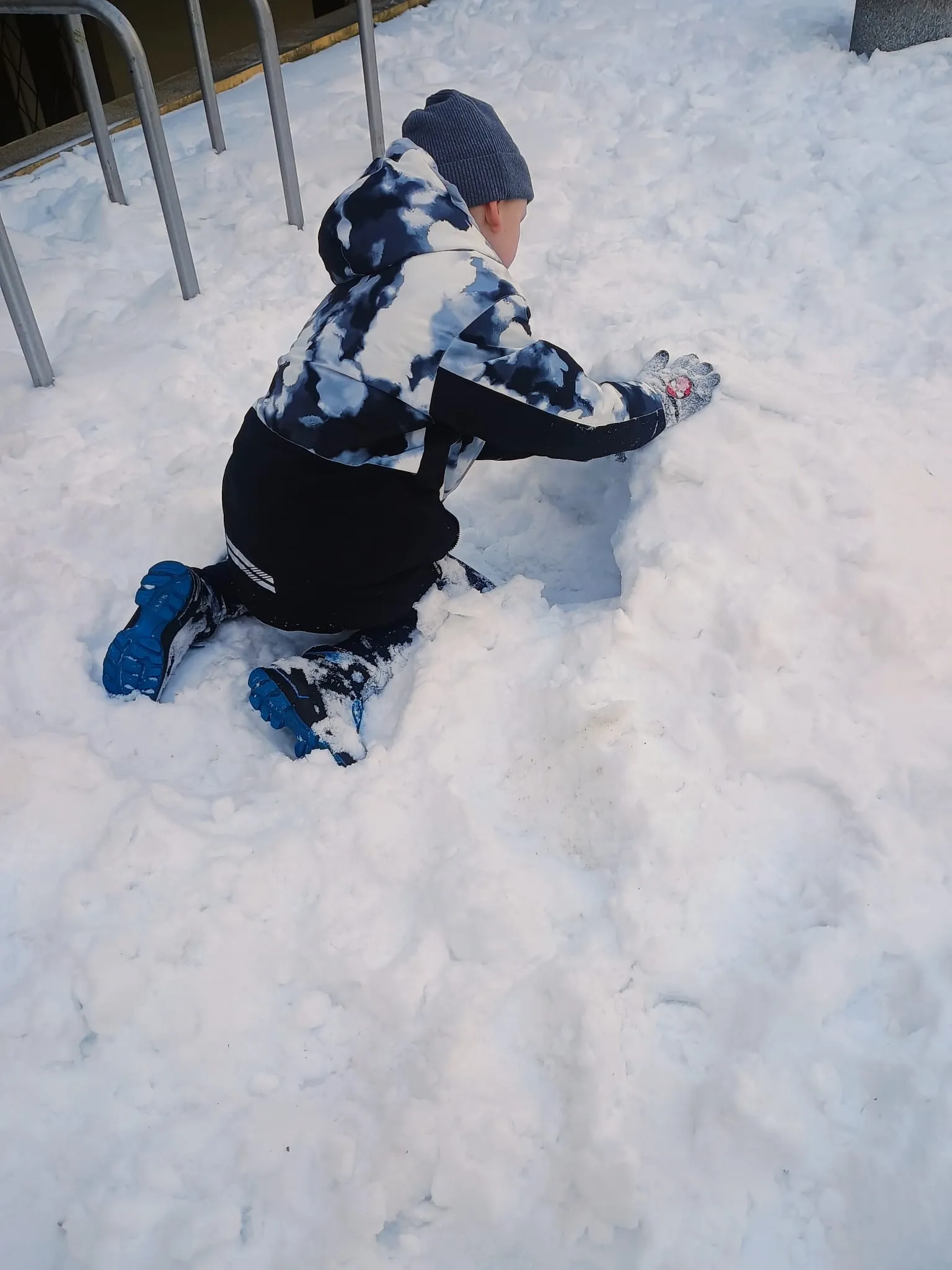 Zimowe zabawy w śniegu 