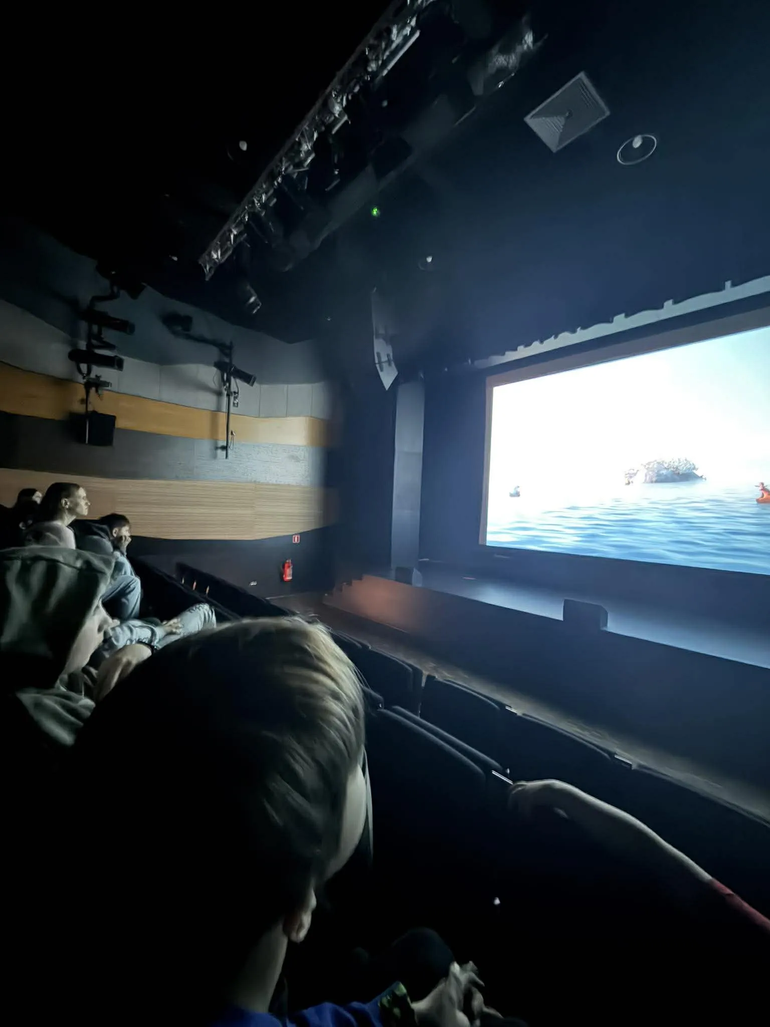 Uczniowie klas 1-3 oglądają film w kinie