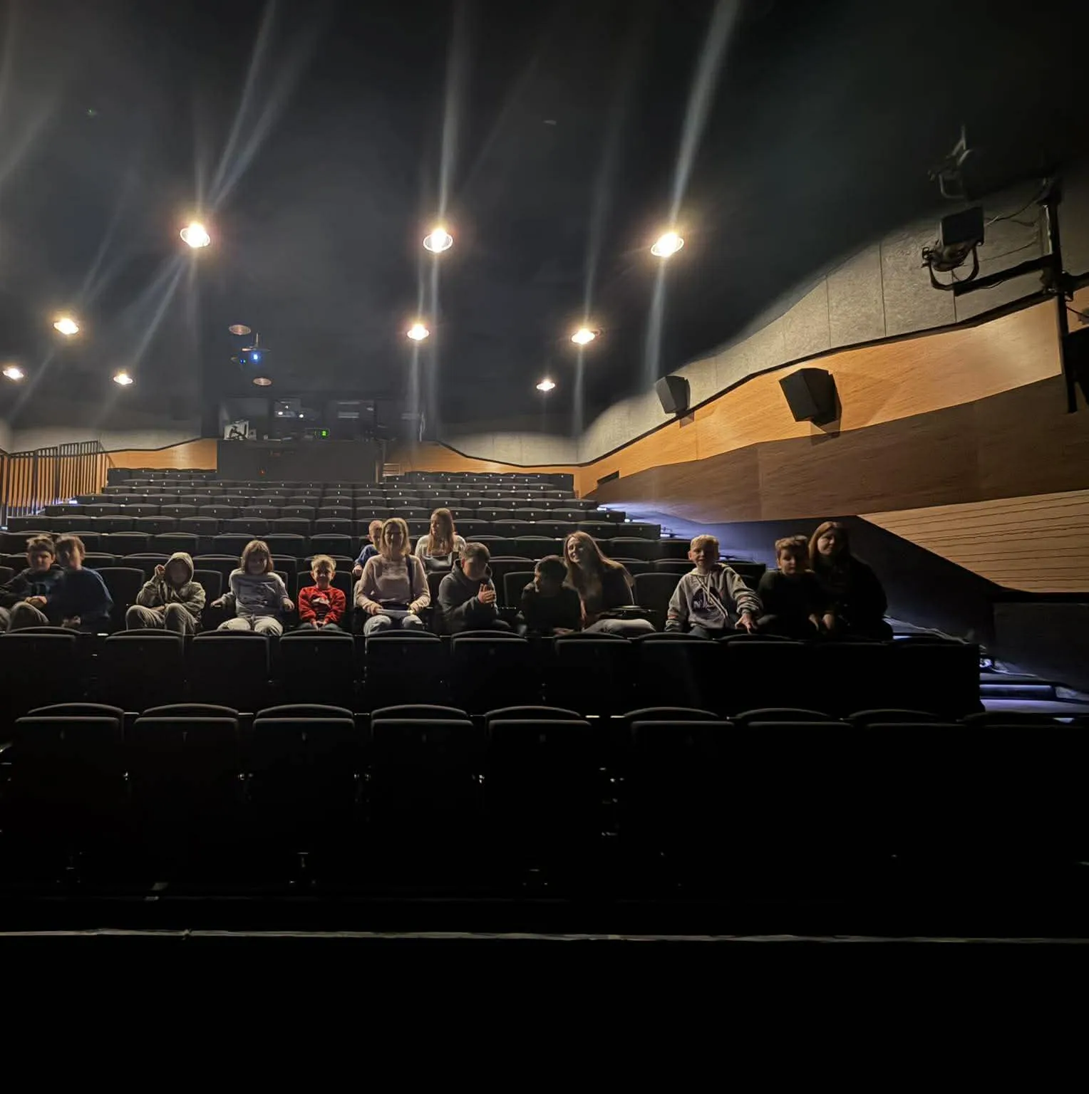 Uczniowie klas 1-3 po seansie w sali kinowej 