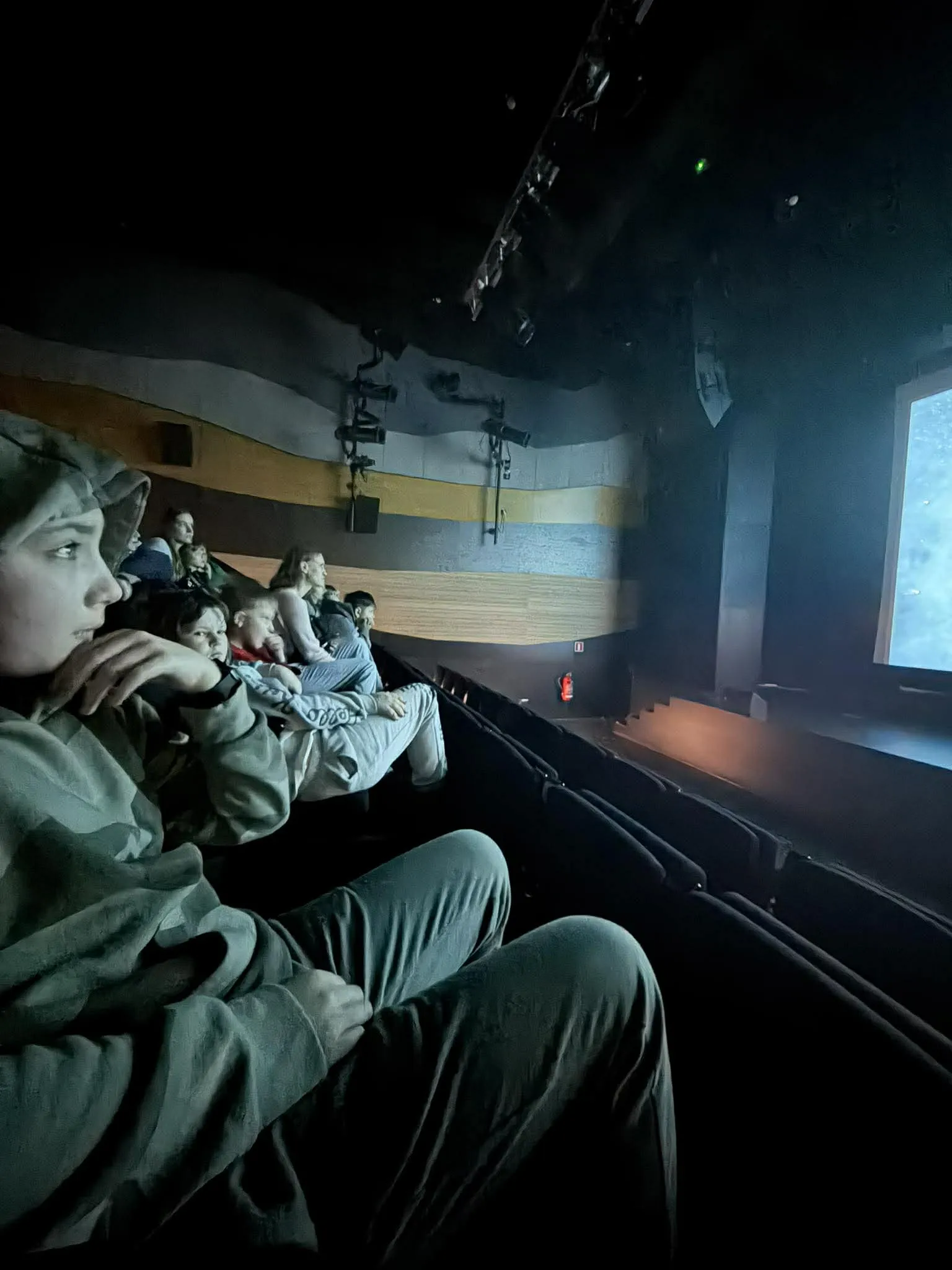 Uczniowie klas 1-3 oglądają film w kinie