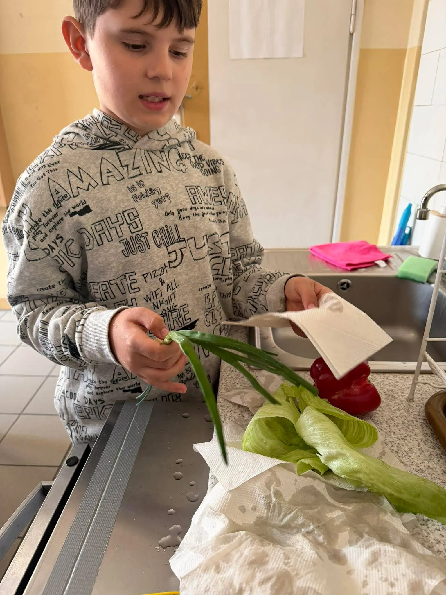 Uczniowie przygotowują śniadanie wielkanocne