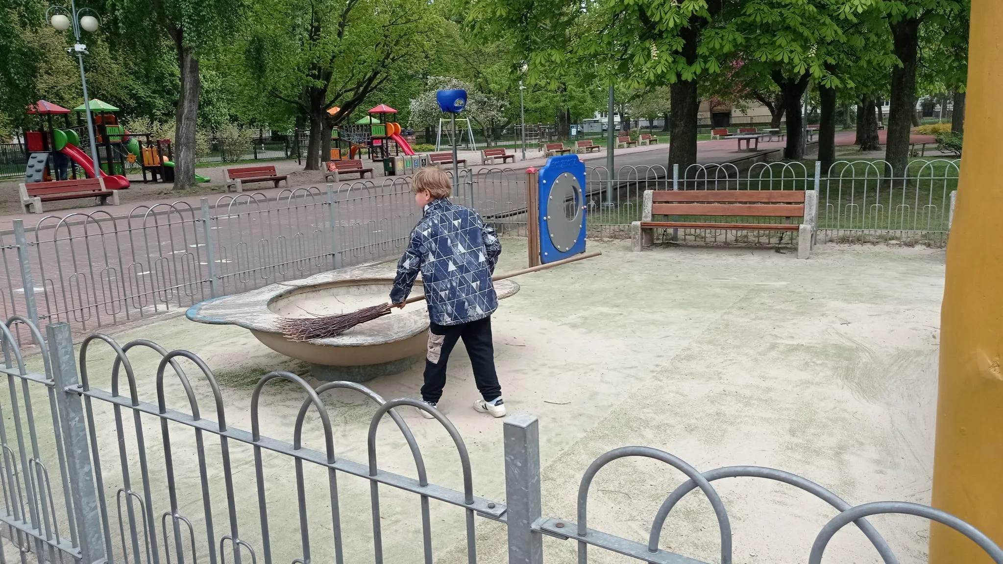 Prace porządkowe  w Ogrodzie Jordanowskim 