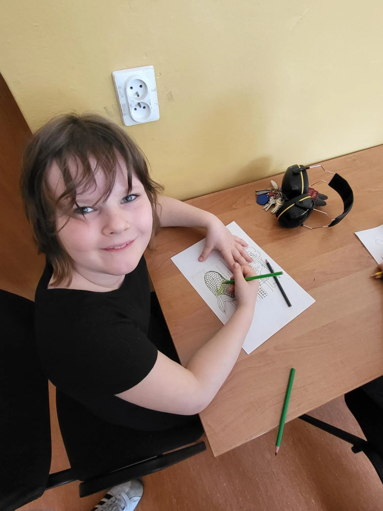 Dzieci kolorują kolorowanki "Polskie Legendy"