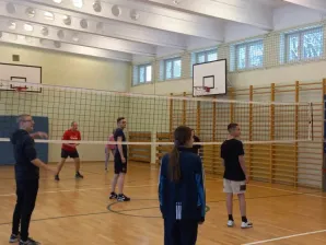 Mecz kadra z uczniami.