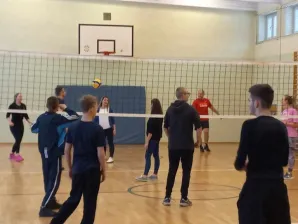 Mecz kadra z uczniami.